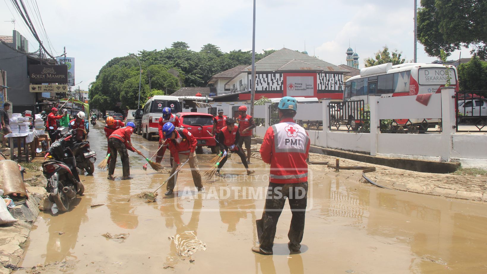 Tim Rescue PMI dari berbagai daerah turut membantu mebersihkan lumpur di area Kantor PMI Kota Bekasi