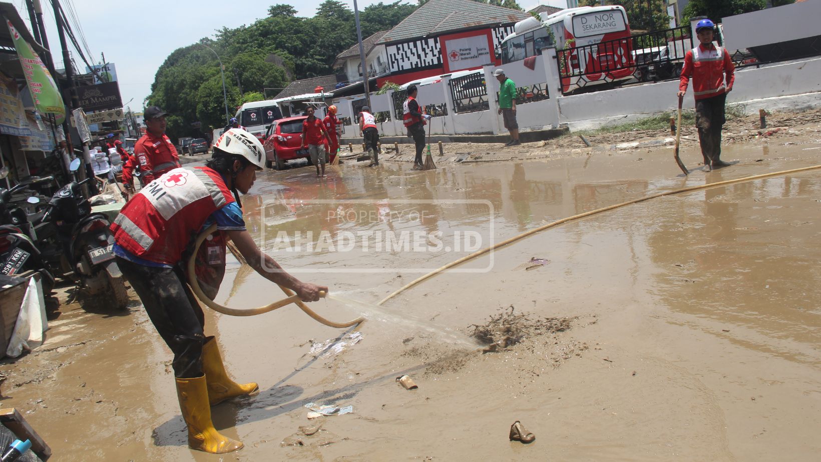 Tim Rescue PMI dari berbagai daerah turut membantu mebersihkan lumpur di area Kantor PMI Kota Bekasi
