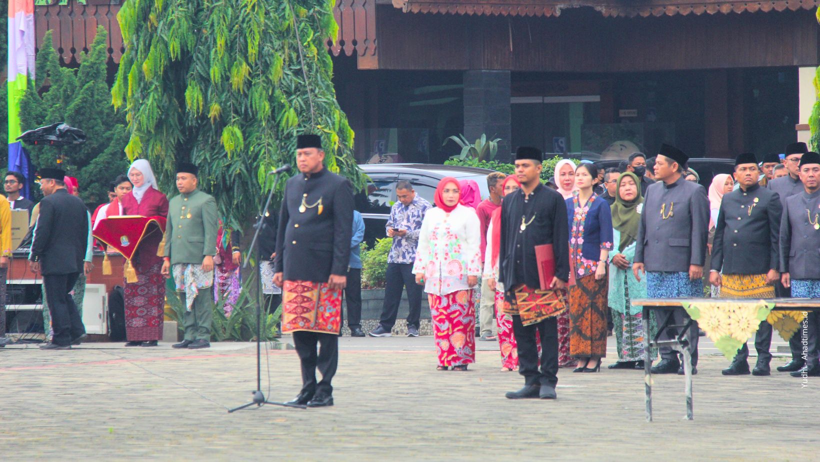Tri Adhianto, Wali Kota Bekasi terpilih periode 2025-2029, memimpin upacara peringatan HUT Ke-28 Kota Bekasi, 10/3/2025