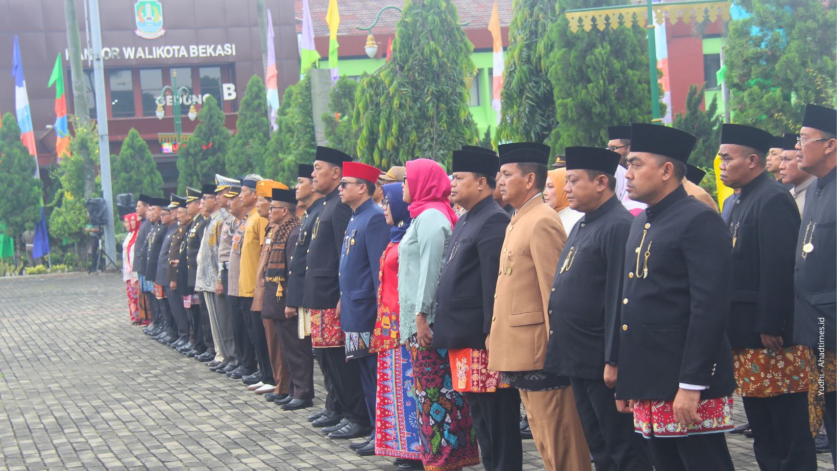 Peserta Upacara peringatan HUT Ke-28 Kota Bekasi, dihadiri sejumlah pejabat dengan nuansa pakaian daerah.