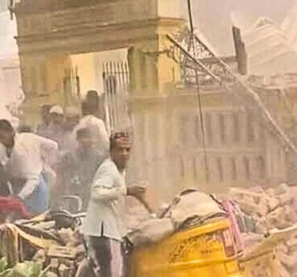 Masjid Shwe Pho Shein runtuh saat salat hari ini akibat gempa bumi.