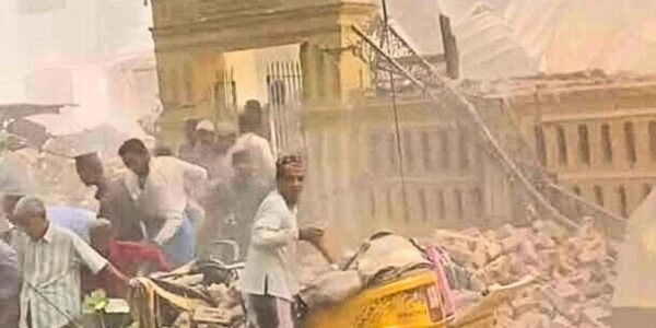 Masjid Shwe Pho Shein runtuh saat salat hari ini akibat gempa bumi.