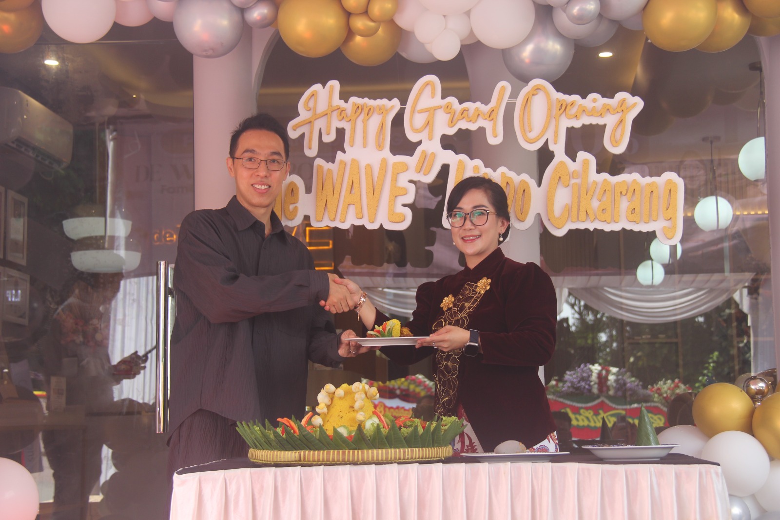 Indra, CEO DeWAVE dan Kurnianataliya menggelar Grand Opening DeWAVE Ke 60, di Lippo Cikarang, Senin, 3 Maret 2025