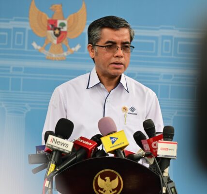 Menaker sampaikan Surat Edaran dari Kementerian Ketenagakerjaan terkait pemberian THR dan bonus hari raya pekerja di Istana Kepresidenan Jakarta, pada Senin, 10 Maret 2025.