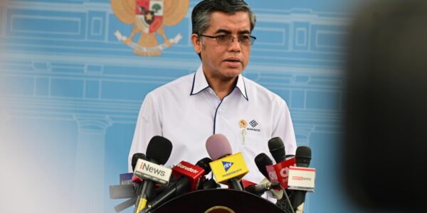 Menaker sampaikan Surat Edaran dari Kementerian Ketenagakerjaan terkait pemberian THR dan bonus hari raya pekerja di Istana Kepresidenan Jakarta, pada Senin, 10 Maret 2025.