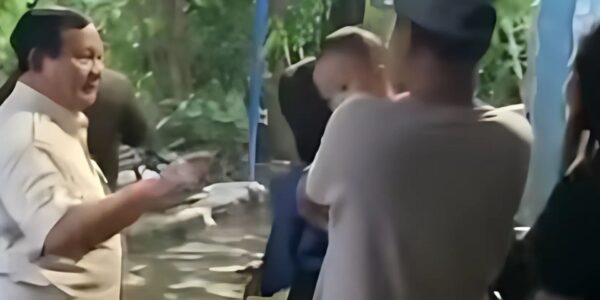 tangkap layar video amatir warga, prabowo kunjungi warga terdampak banjir di Kabupaten Bekasi
