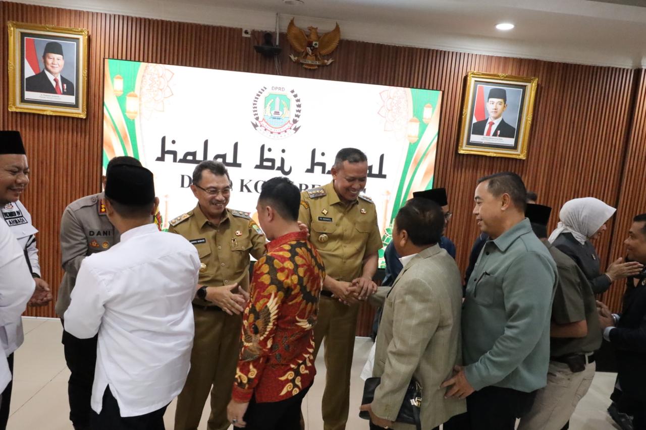 Wali Kota Bekasi Tri Adhianto dan Wakil Wali Kota Harris Bobihoe menghadiri Halal Bi Halal DPRD Kota Bekasi.