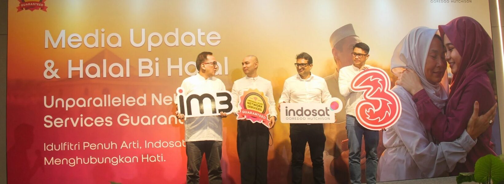 Para petinggi Indosat, [Ki-Ka] Eric Danari, SVP-Head of Region Outer Jakarta; Steve Saerang, SVP-Head of Corporate Communication; Chandra Pradyot Singh, EVP-Head of Circle Jakarta Raya; Shatya Framudia, SVP-Head of Region Inner Jakarta