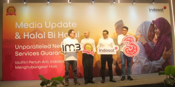 Para petinggi Indosat, [Ki-Ka] Eric Danari, SVP-Head of Region Outer Jakarta; Steve Saerang, SVP-Head of Corporate Communication; Chandra Pradyot Singh, EVP-Head of Circle Jakarta Raya; Shatya Framudia, SVP-Head of Region Inner Jakarta