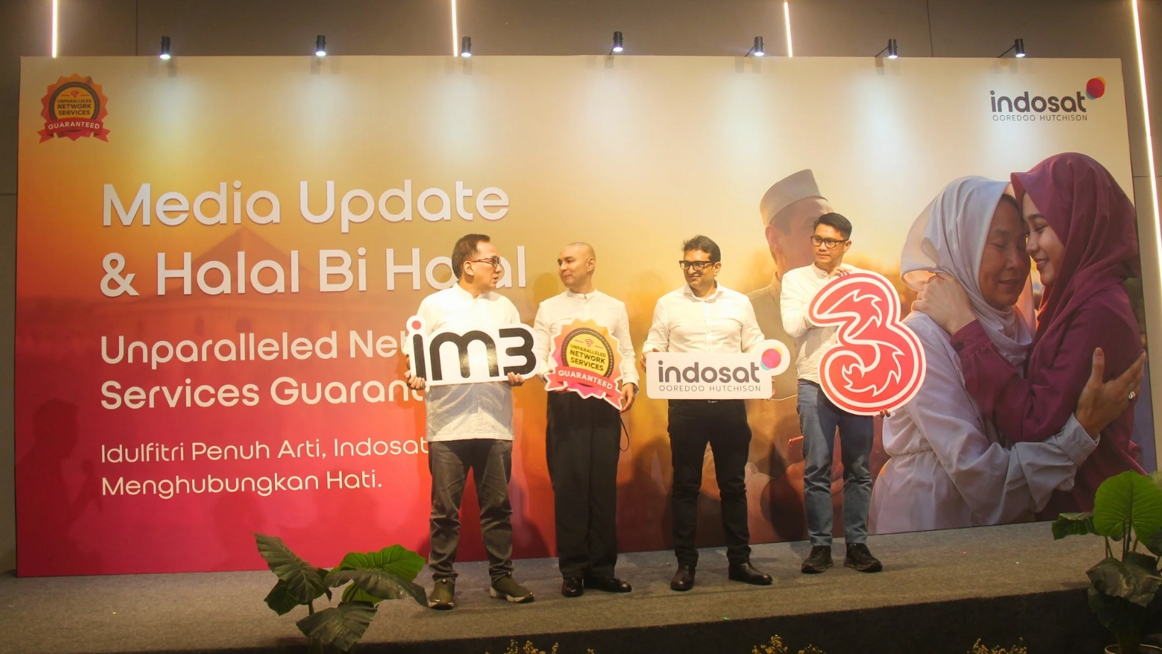 Para petinggi Indosat, [Ki-Ka] Eric Danari, SVP-Head of Region Outer Jakarta; Steve Saerang, SVP-Head of Corporate Communication; Chandra Pradyot Singh, EVP-Head of Circle Jakarta Raya; Shatya Framudia, SVP-Head of Region Inner Jakarta