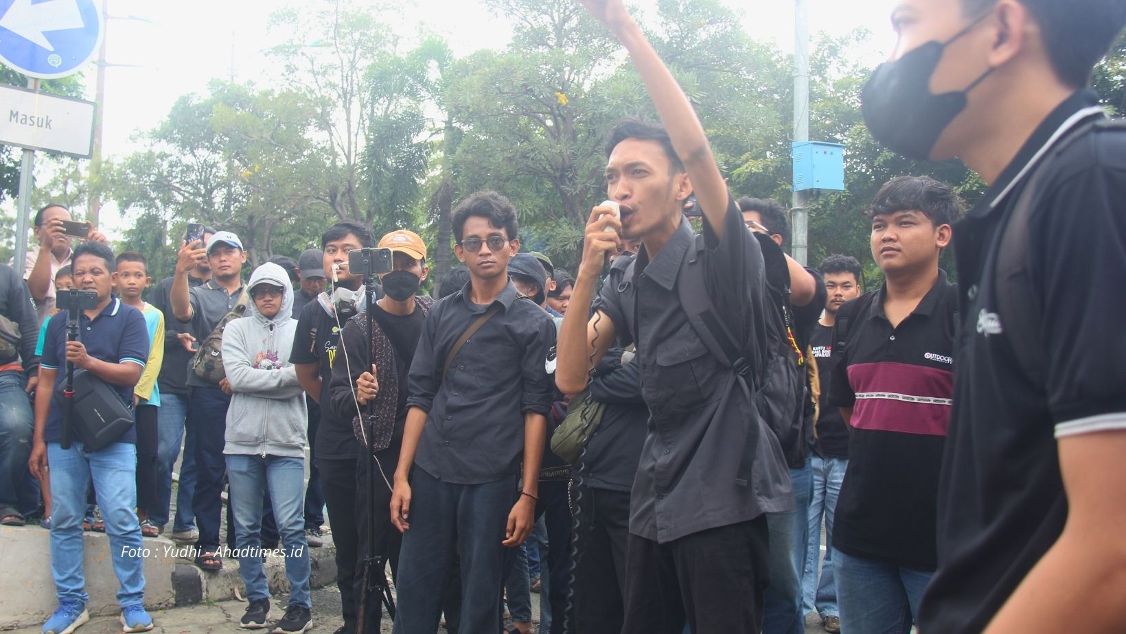 Peserta Demo Aliansi Rakyat Bekasi