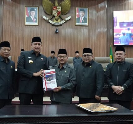 Ketua DRPD Kota Bekasi,Sardi Efendi bersama Walikota Bekasi Tri Adhianto