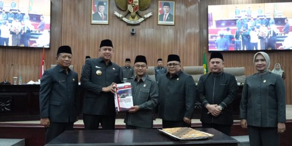 Ketua DRPD Kota Bekasi,Sardi Efendi bersama Walikota Bekasi Tri Adhianto