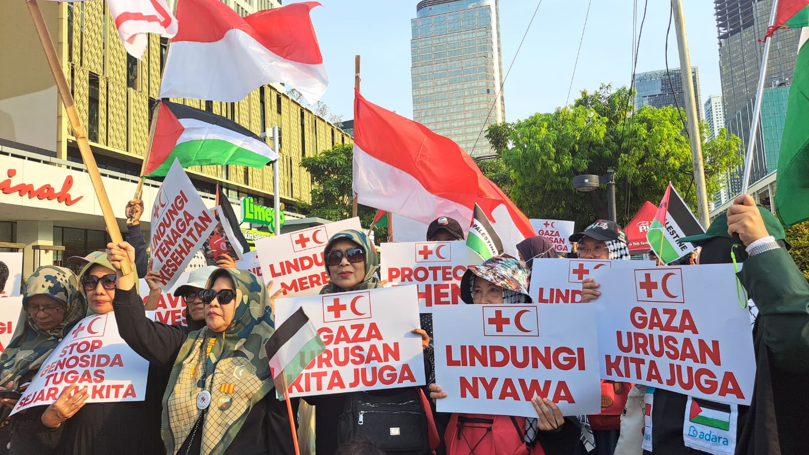 Aksi solidaritas Palestina di Jakarta pada 7 April 2025 diikuti oleh ratusan Dokter dan tenaga kesehatan yang menyerukan perlindungan bagi relawan kemanusiaan di Gaza.  ( Foto : Denis )