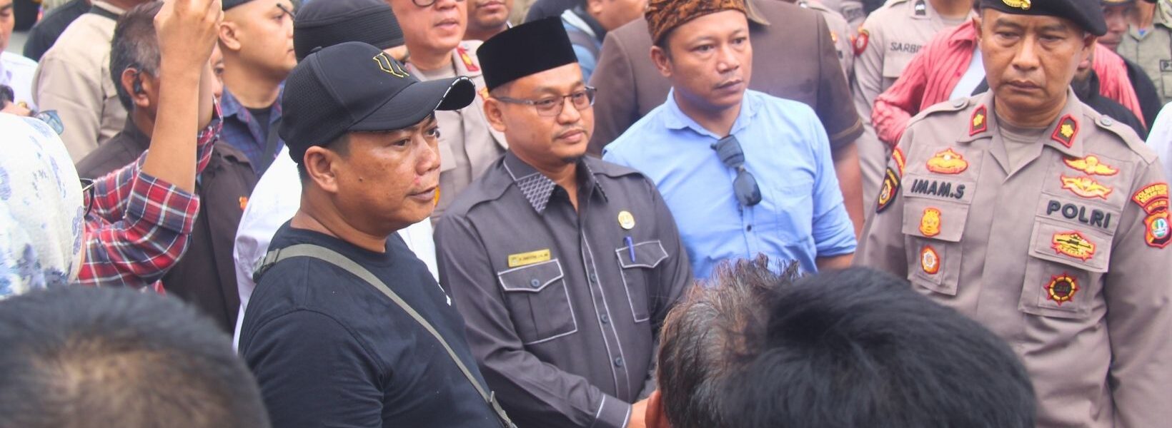 Ketua DPRD Kota Bekasi Sardi Effendi Sambut Peserta Aksi