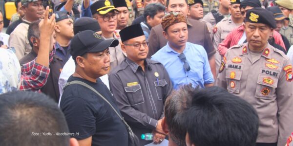 Ketua DPRD Kota Bekasi Sardi Effendi Sambut Peserta Aksi