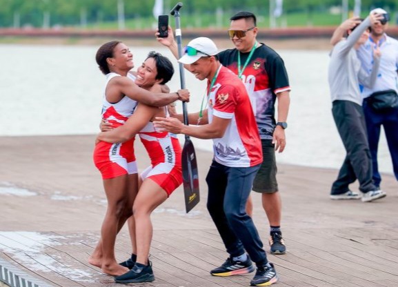 Atlet dayung putri Indonesia, Herlin Aprilin Lali (21) dan Sella Olce Monim (26), berhasil meraih 1 medali emas