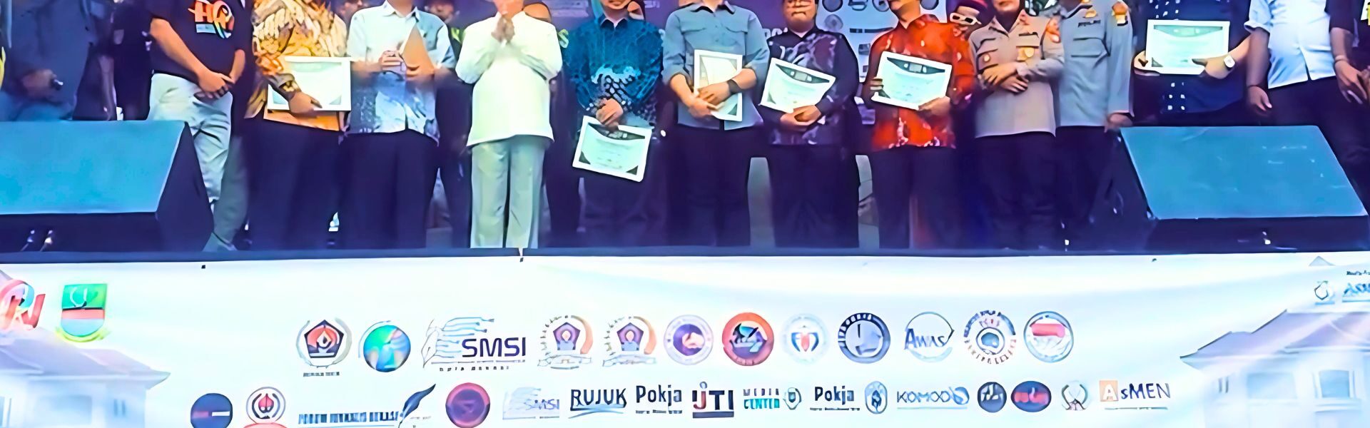 Wakil Wali Kota Bekasi, Dr. H. Abdul Harris Bobihoe (seragam putih-putih) bersama pejabat lainnya mengapresiasi Jurnalis Bekasi Raya, diatas panggung HPN se Bekasi Raya, berlokasi di halaman Gedung Juang, Tambun, Kabupaten Bekasi, pada Sabtu, 10/5/2025