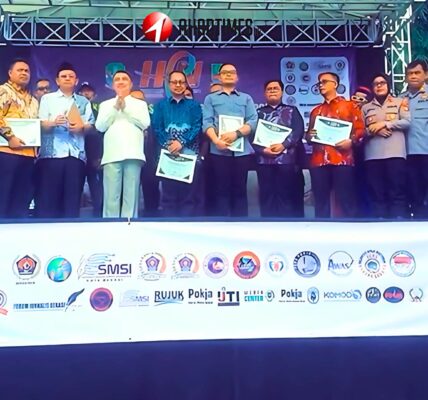 Wakil Wali Kota Bekasi, Dr. H. Abdul Harris Bobihoe (seragam putih-putih) bersama pejabat lainnya mengapresiasi Jurnalis Bekasi Raya, diatas panggung HPN se Bekasi Raya, berlokasi di halaman Gedung Juang, Tambun, Kabupaten Bekasi, pada Sabtu, 10/5/2025