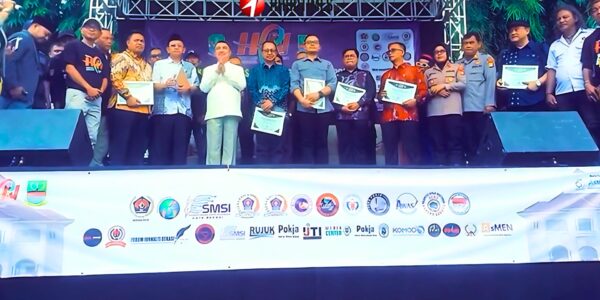 Wakil Wali Kota Bekasi, Dr. H. Abdul Harris Bobihoe (seragam putih-putih) bersama pejabat lainnya mengapresiasi Jurnalis Bekasi Raya, diatas panggung HPN se Bekasi Raya, berlokasi di halaman Gedung Juang, Tambun, Kabupaten Bekasi, pada Sabtu, 10/5/2025