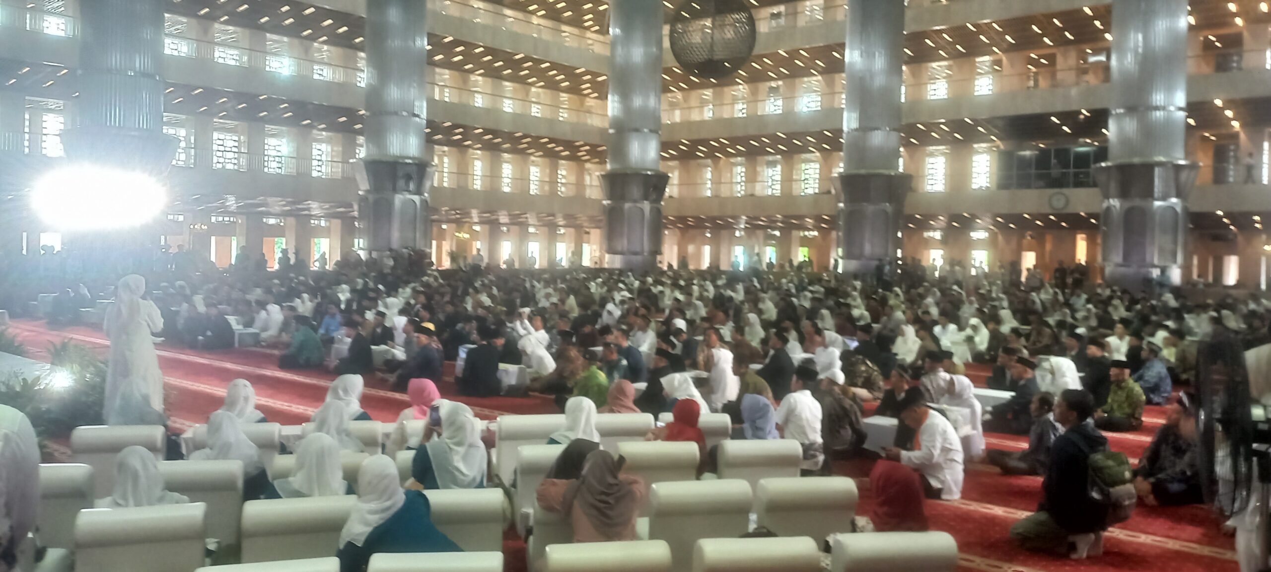100 pasangan melaksanakan akad nikah di acara nikah massal diselenggarakan oleh Bimas Depag di Istiqlal, Sabtu 28 Juni 2025