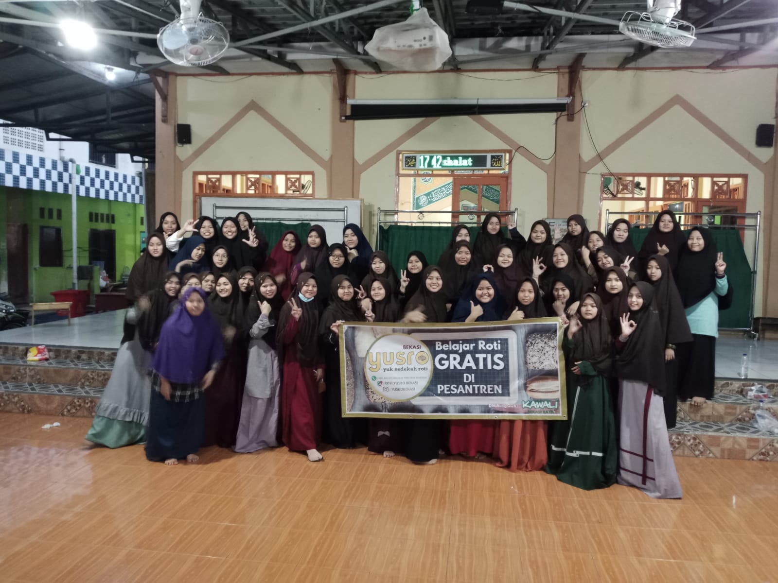 Kegiatan YUSRO, belajar roti gratis di Pesantren