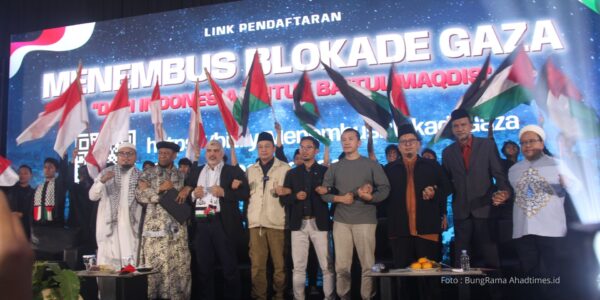 Ustadz Bachtiar Nasir, Muhammad Husein Gaza, Ustadz Felix Siau bersama beberapa tokoh ulama dalam Indonesia Global Peace Convoy resmi diluncurkan dalam sebuah acara kick off yang digelar di Balai Kartini, Jakarta Selatan, Sabtu (28/6/2025).