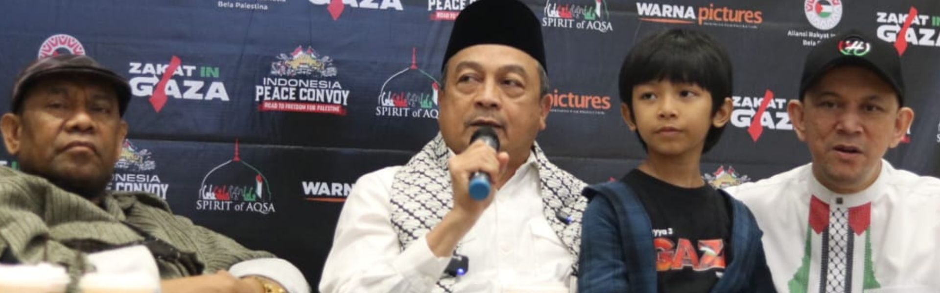 Dari kiri ke kanan : Ustadz Fadlan Garamatan, KH. Bachtiar Nasir, Azami Syauqi ( salah satu pemain film GAZA), Eric Yusuf ( Produser Film Gaza )
