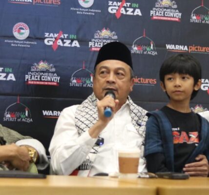 Dari kiri ke kanan : Ustadz Fadlan Garamatan, KH. Bachtiar Nasir, Azami Syauqi ( salah satu pemain film GAZA), Eric Yusuf ( Produser Film Gaza )