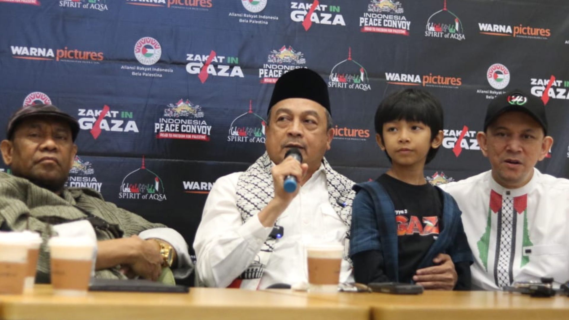 Dari kiri ke kanan : Ustadz Fadlan Garamatan, KH. Bachtiar Nasir, Azami Syauqi ( salah satu pemain film GAZA), Eric Yusuf ( Produser Film Gaza )
