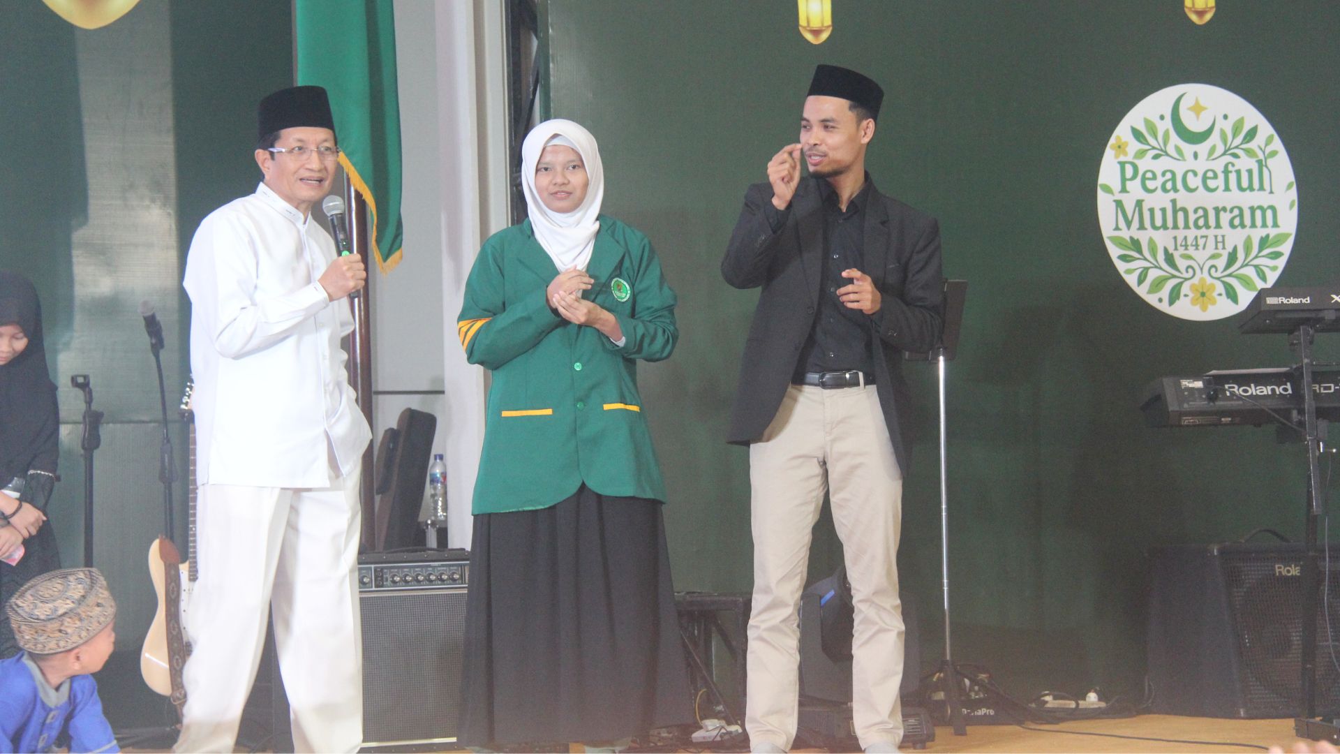Menteri Agama Republik Indonesia, Nasaruddin Umar berbincang bersama siswa SMP penyandang Tuna Wicara