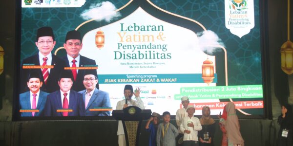 Menteri Agama RI bersama anak-anak yatim dalam acara Lebaran Yatim dan Disabilitas