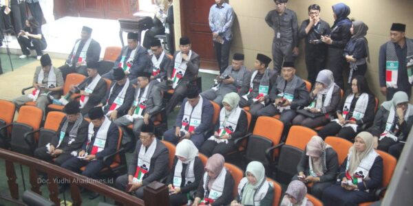 Syal Peduli Palestina di Rapat Paripurna DPRD Kota Bekasi