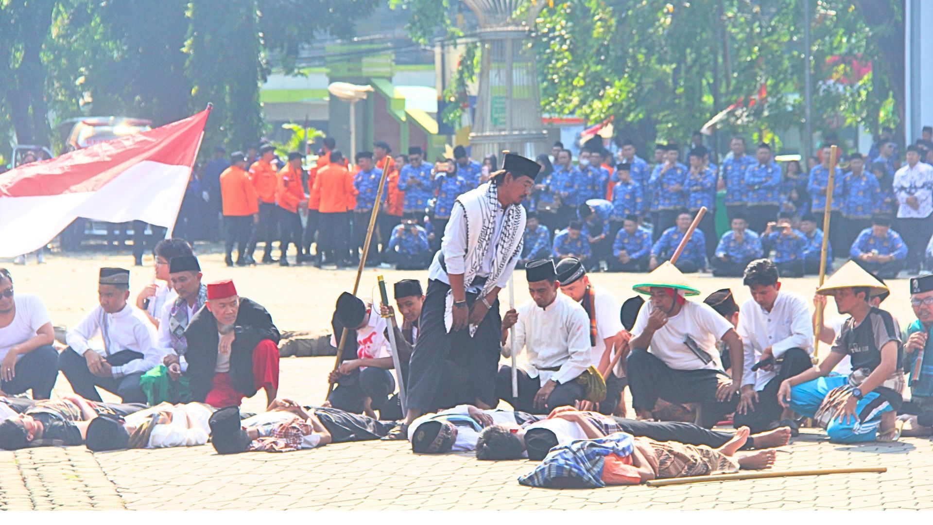 Teaterikal peringatan HUT RI ke 80 di Alun-alun Kota Bekasi. Tampak Satu adegan teaterikal ketika KH. Noer Ali bersama para pejuang Bekasi yang gugur melawan tentara sekutu di Sasak Kapuk, Pondok Ungu, Kota Bekasi