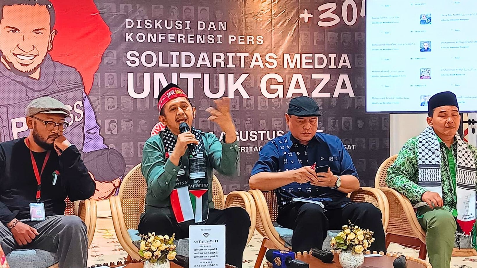 DR. KH. M. Zaitun Rasmin sampaikan kondisi Gaza terikini terkait pembunuhan Jurnalis media Al Jazeera. ( Foto : Syafaat )