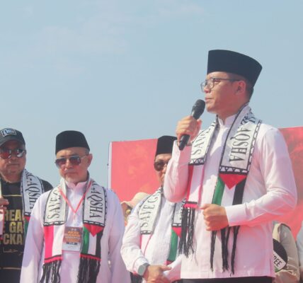Menteri Luar Negeri Republik Indonesia, Sugiono, menghadiri aksi solidaritas "Bersatu Padu Selamatkan Gaza" yang digelar di kawasan Monumen Nasional (Monas), Jakarta Pusat, pada Ahad (3/8)