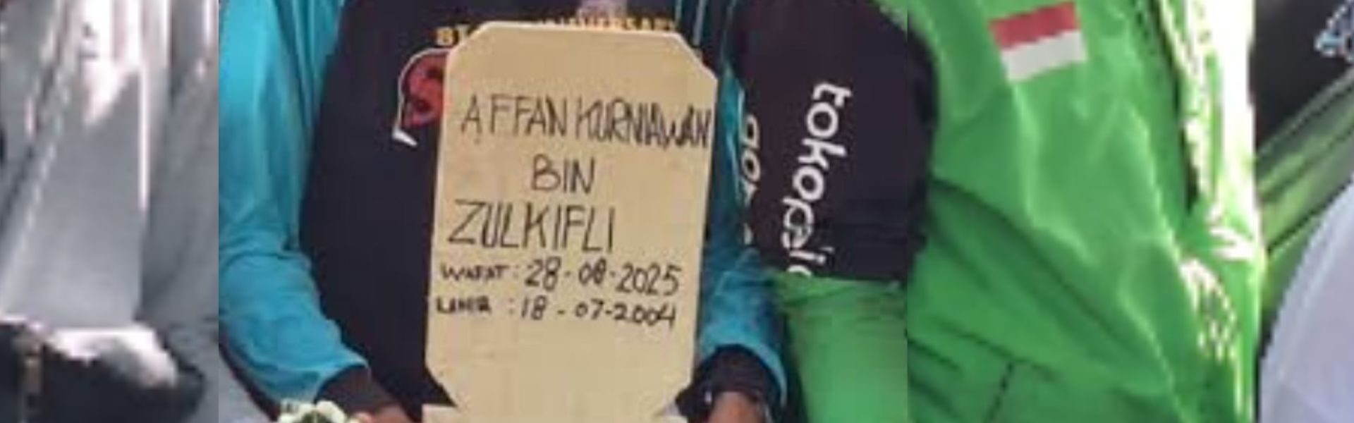 Nisan Affan Kurniawan saat hendak dimakamkan
