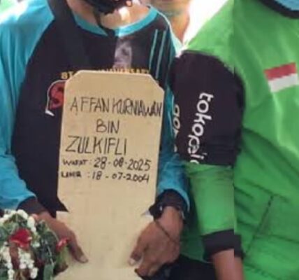 Nisan Affan Kurniawan saat hendak dimakamkan