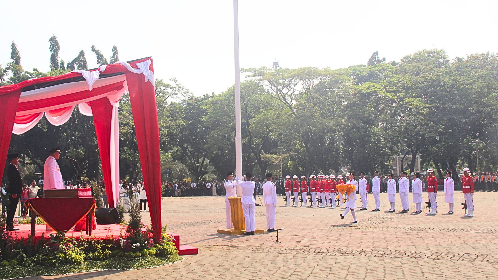 Aacara upacara bendera memperingati HUT RI Ke 80 di Alun-alun Kota Bekasi, Tri Adhianto sebagai Inspektur Upacara, Ahad, 17 Agustus 2025