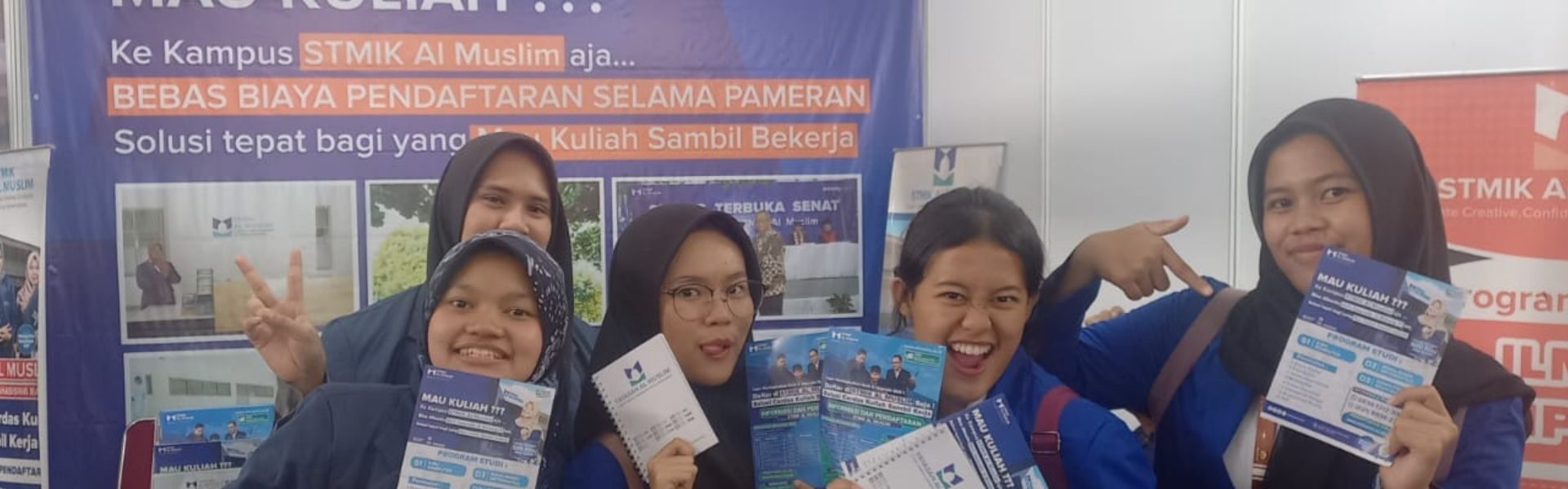 Peserta Bekasi Campus Expo berpose di stan STMIK AL MUSLIM