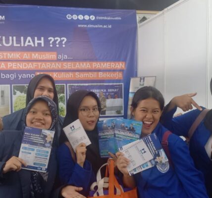 Peserta Bekasi Campus Expo berpose di stan STMIK AL MUSLIM