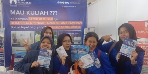 Peserta Bekasi Campus Expo berpose di stan STMIK AL MUSLIM