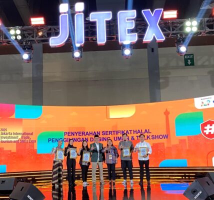 Pemrov DKI Jakarta Serahkan Ribuan Sertifikat Halal