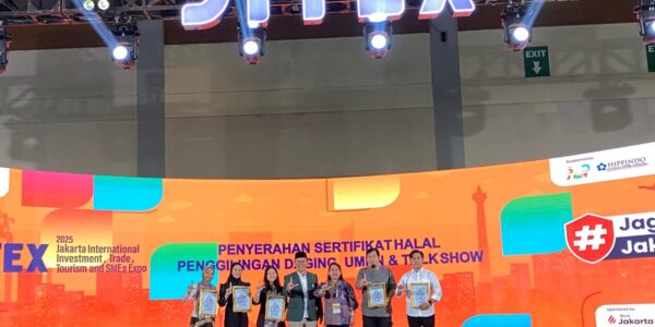 Pemrov DKI Jakarta Serahkan Ribuan Sertifikat Halal