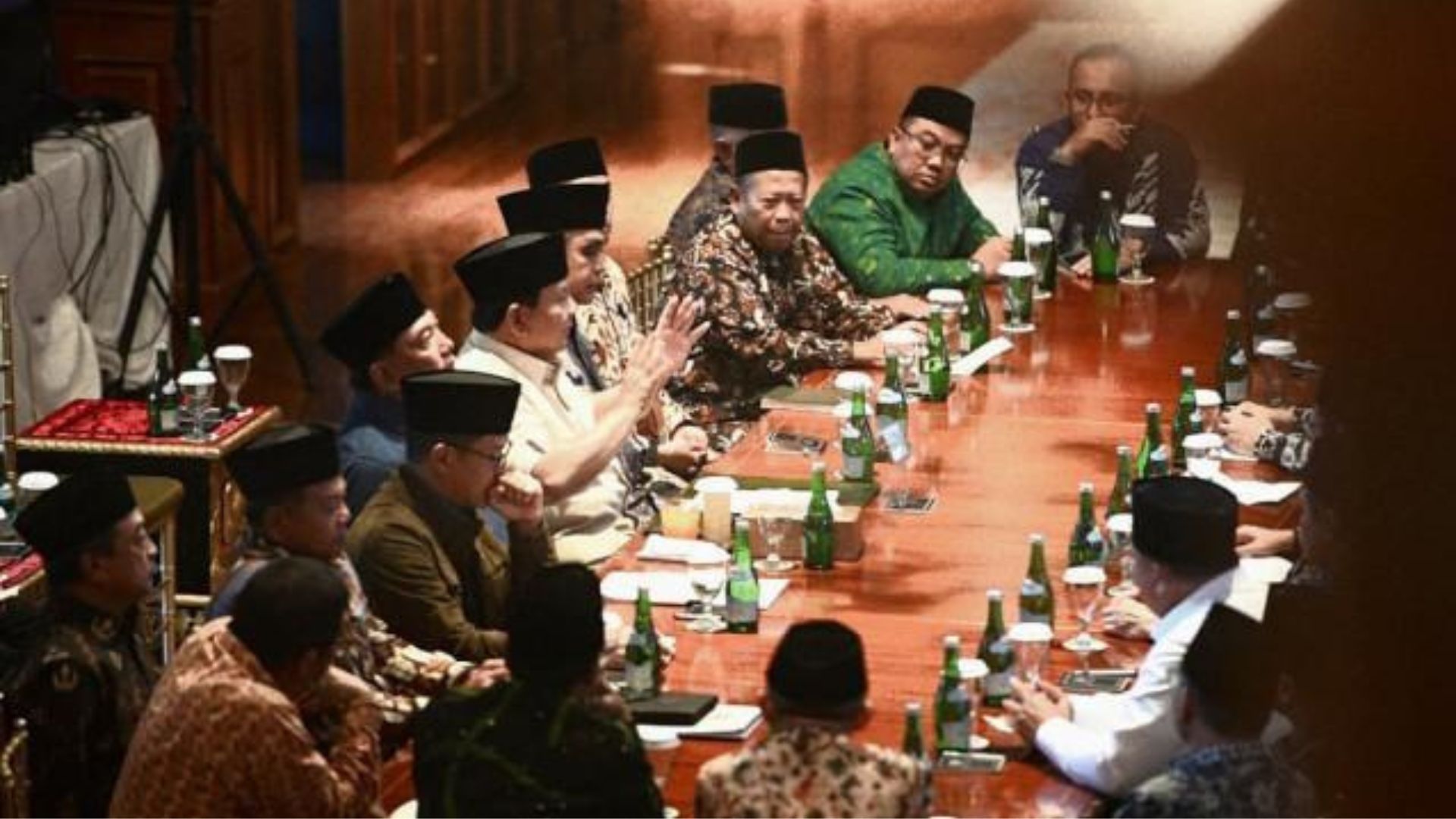 Presiden RI Ke 8, Prabowo Subianto, bersama pimpinan organisasi masyarakat (ormas), di Hambalang, Bogor, Jawa Barat, Sabtu malam, ( 30/08/2025 )