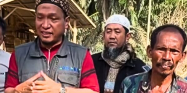 ustaz Salim A Fillah bersama korban bencana Aceh Sumatera