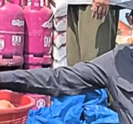 Ustaz Bachtiar Nasir memberikan 1200 butir telur matang siap saji kepada penyitas bencana Tamiang, Aceh