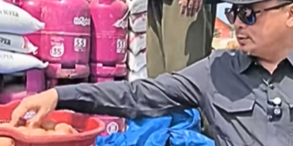 Ustaz Bachtiar Nasir memberikan 1200 butir telur matang siap saji kepada penyitas bencana Tamiang, Aceh