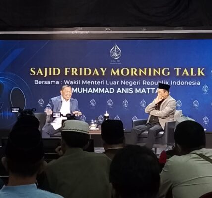 Wamenlu RI, Anis Matta dan Ustadz Bachtiar Nasir di panggung SAJID Friday Morning Talk